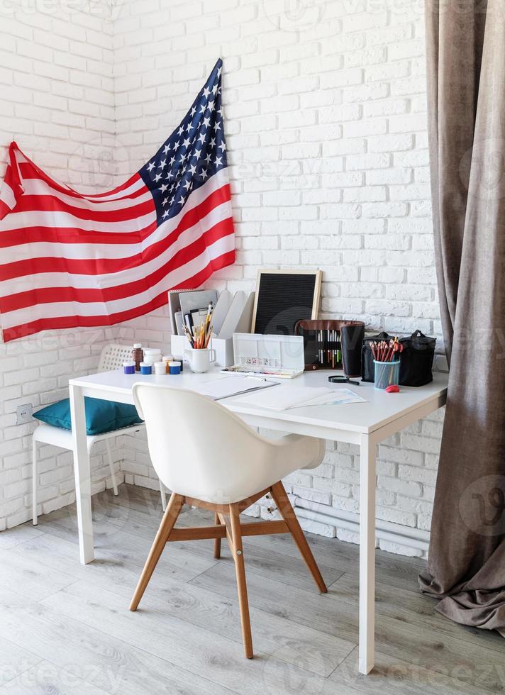 Künstlertisch und Arbeitsplatz mit der US-Flagge foto