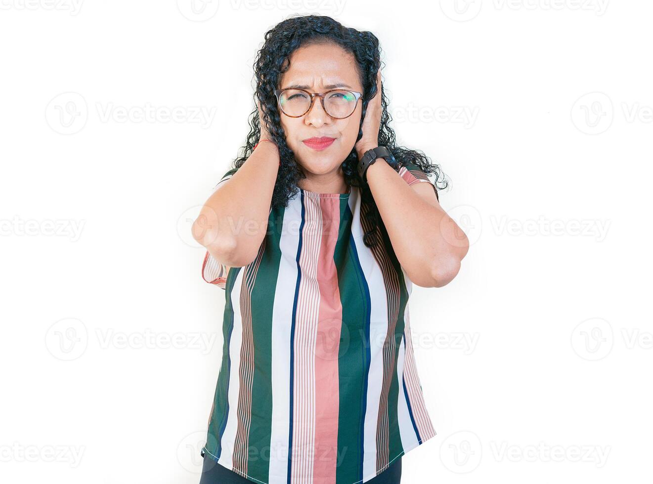 unzufrieden afro Mädchen im Brille Abdeckung ihr Ohren isoliert. jung afro Frau Abdeckung ihr Ohren dicht foto