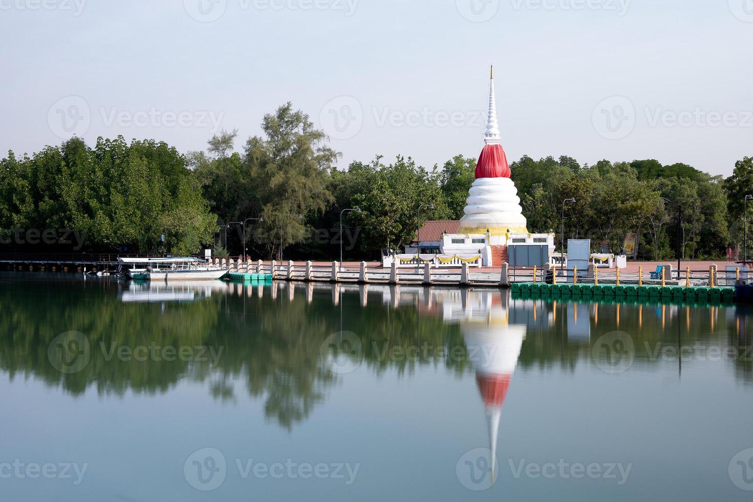 Pagode im das Mitte von Wasser beim Rayong Provinz foto