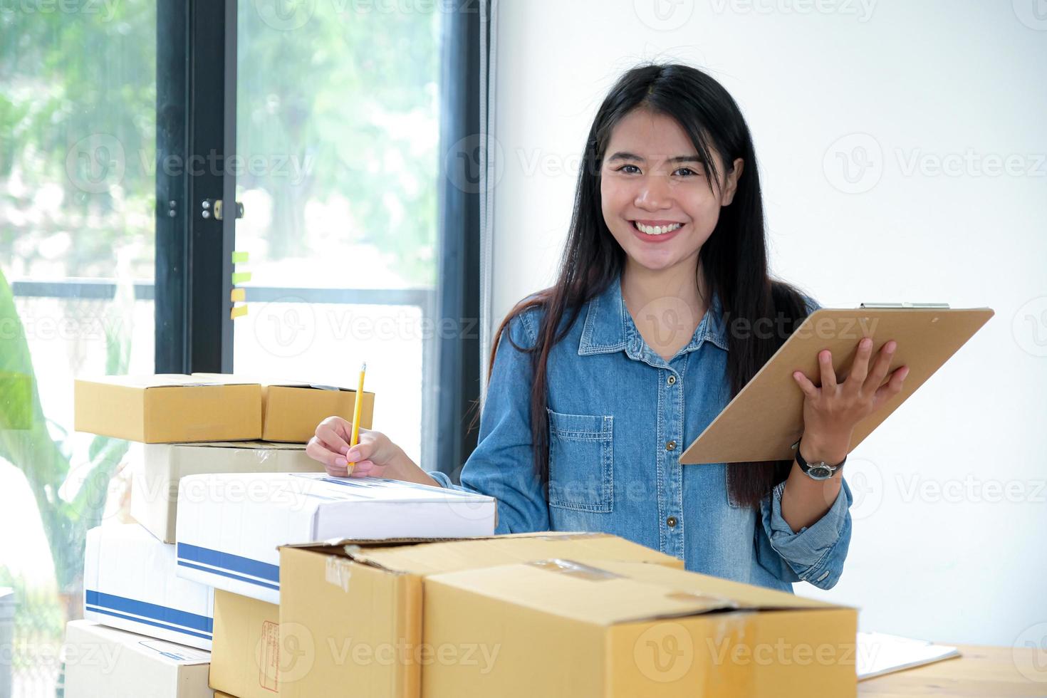 das Lieferpersonal überprüft die Produktbox, um sie an den Kunden zu liefern. foto