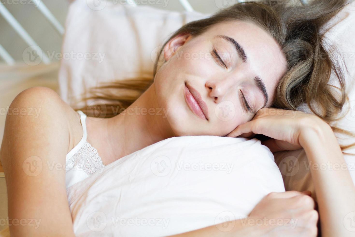 Teenager-Frau, die zu Hause auf dem Bett schläft, schlafendes Mädchen am Morgen, junges Mädchen, das im Bett schläft, kein Schlaflosigkeitskonzept foto