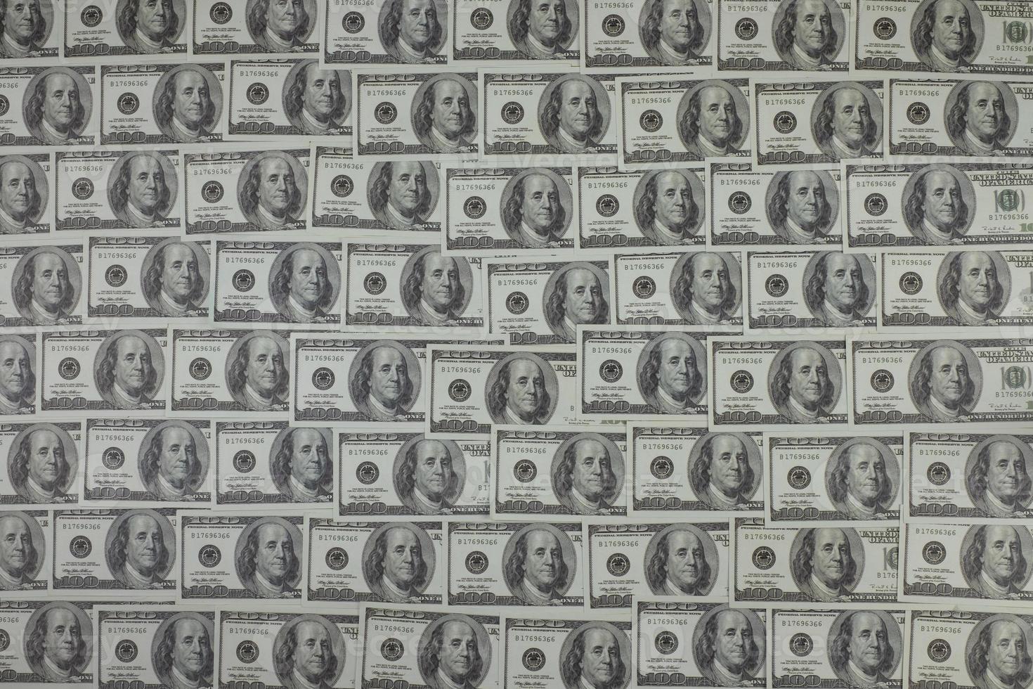 Gruppe von Geldstapeln von 100 US-Dollar-Banknoten, von denen viele in einer schönen Anordnung angeordnet sind foto