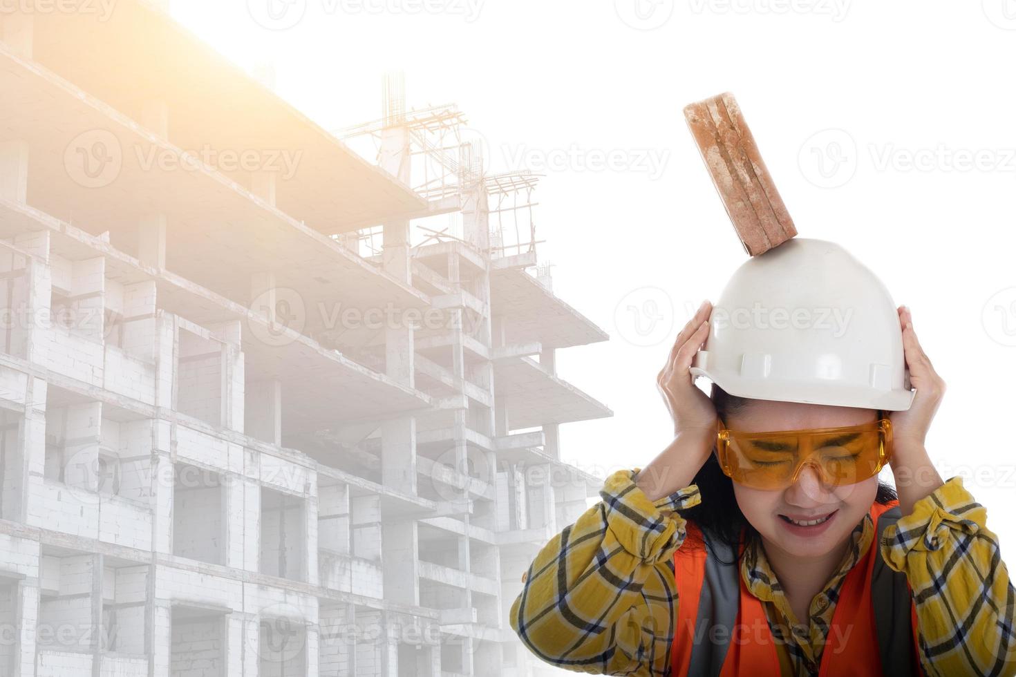 Der Stockblockstein fiel auf den Kopf der jungen Frau des asiatischen Ingenieurs auf den Helmarbeiter auf weißem Hintergrund, das erste Konzept der Bereichsbausicherheit foto