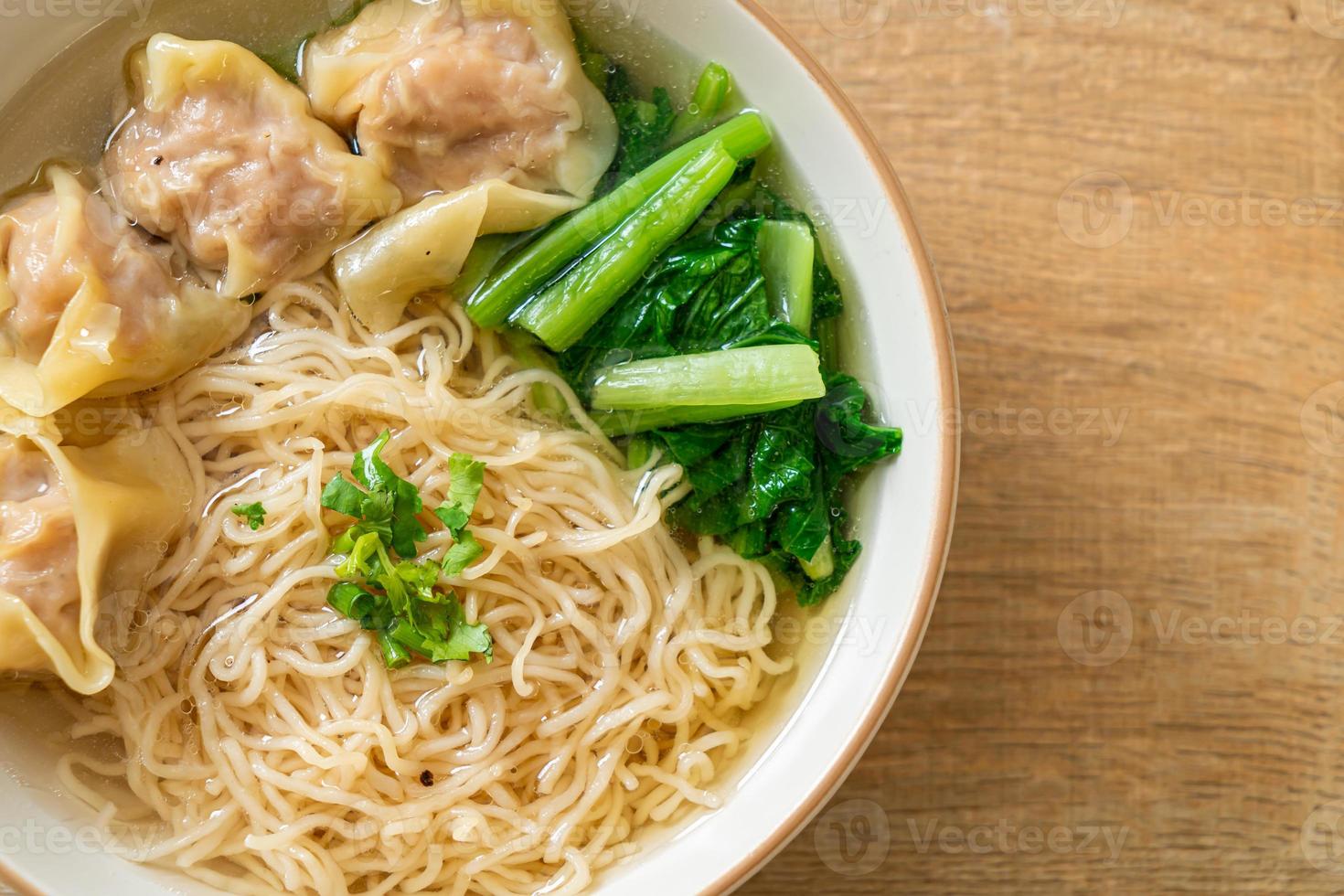 Eiernudeln mit Schweinefleisch-Wanton-Suppe oder Schweineknödel-Suppe und Gemüse foto