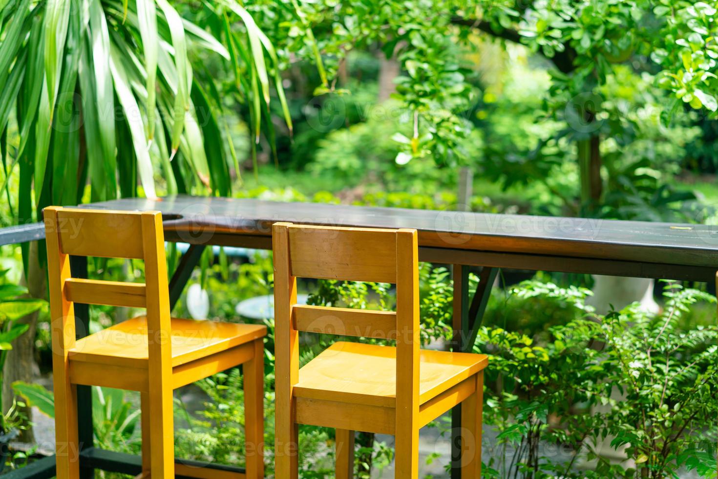 leerer hölzerner Barhocker im Garten foto