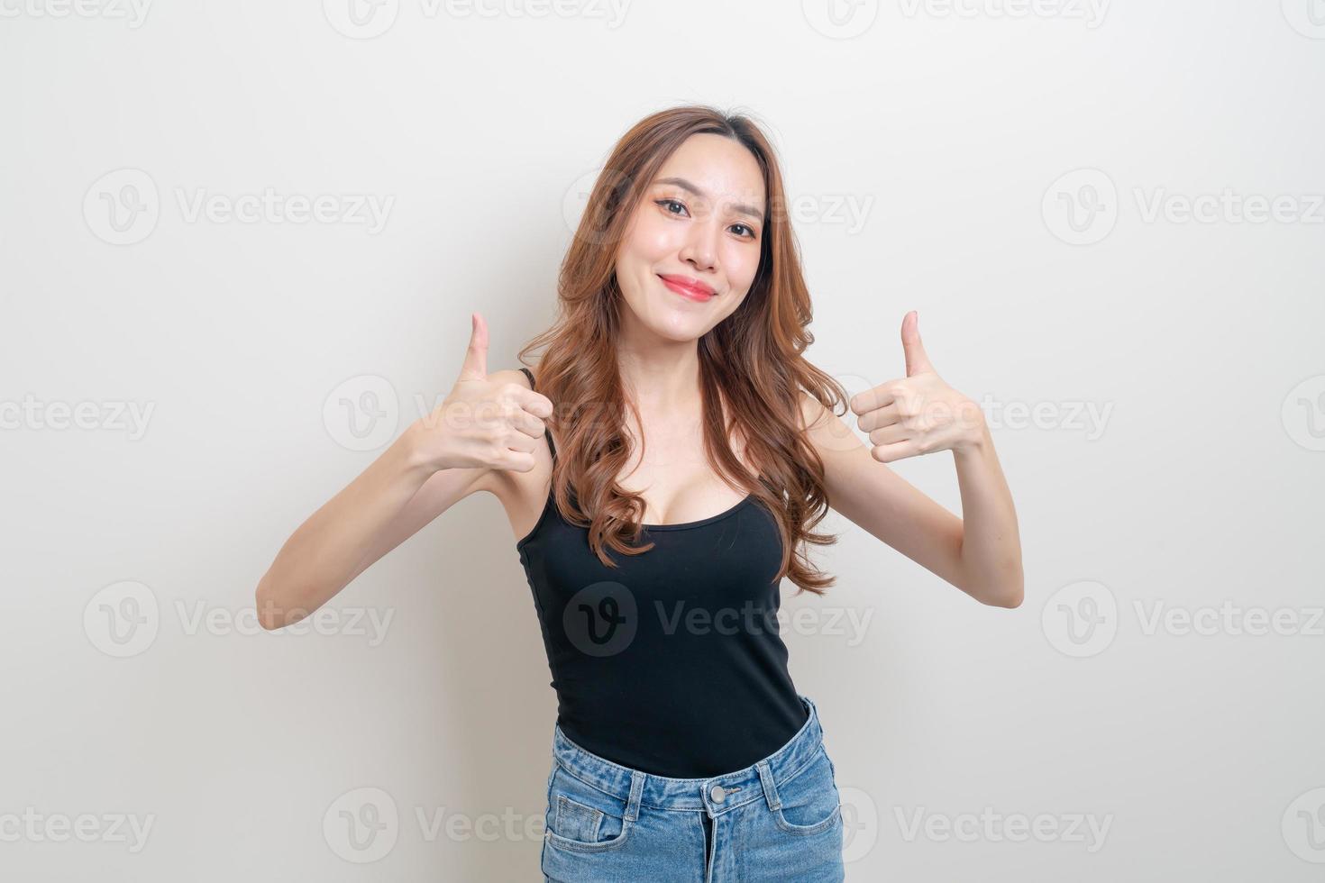 Porträt schöne Frau mit Hand zeigen ok oder Handzeichen zustimmen foto