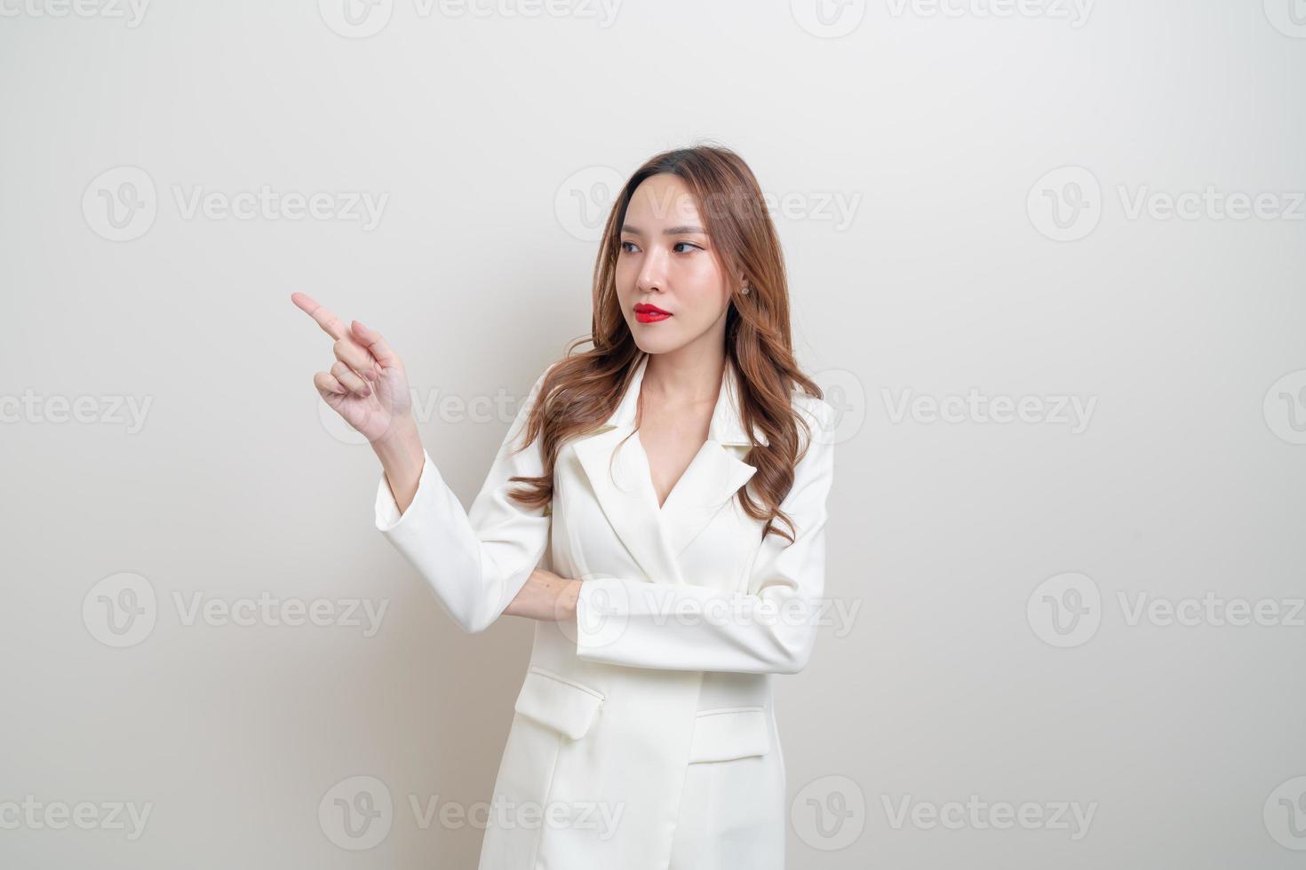 Porträt schöne Geschäftsfrau mit Hand präsentieren oder zeigen foto