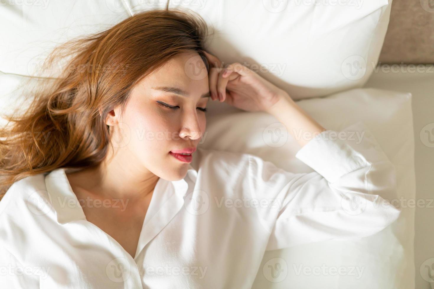 Porträt schöne Frau schläft auf dem Bett foto
