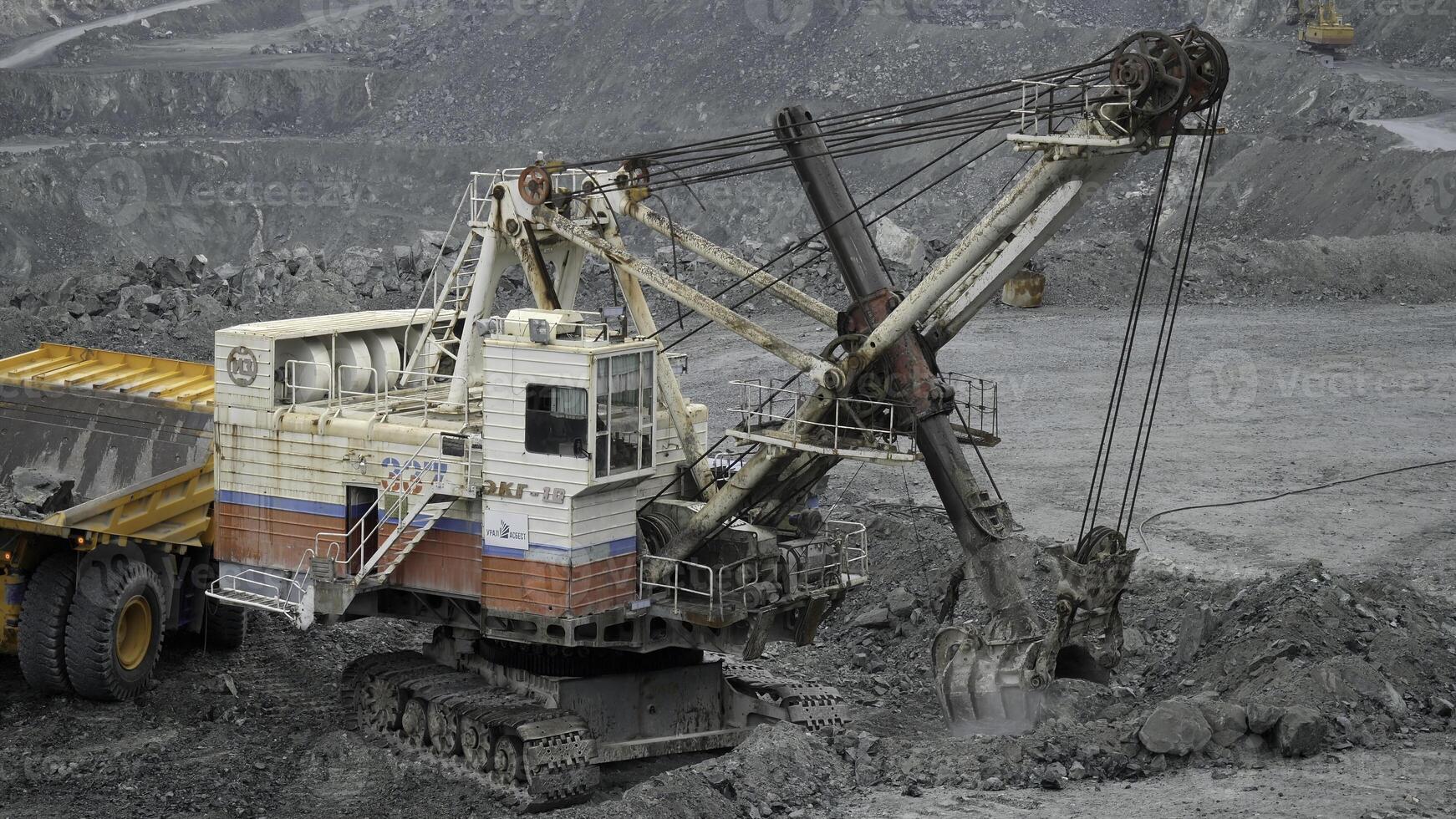 Bergbau Bagger schöpfen oben Erz im ein Steinbruch. schließen oben von Kalkstein Bergbau. foto