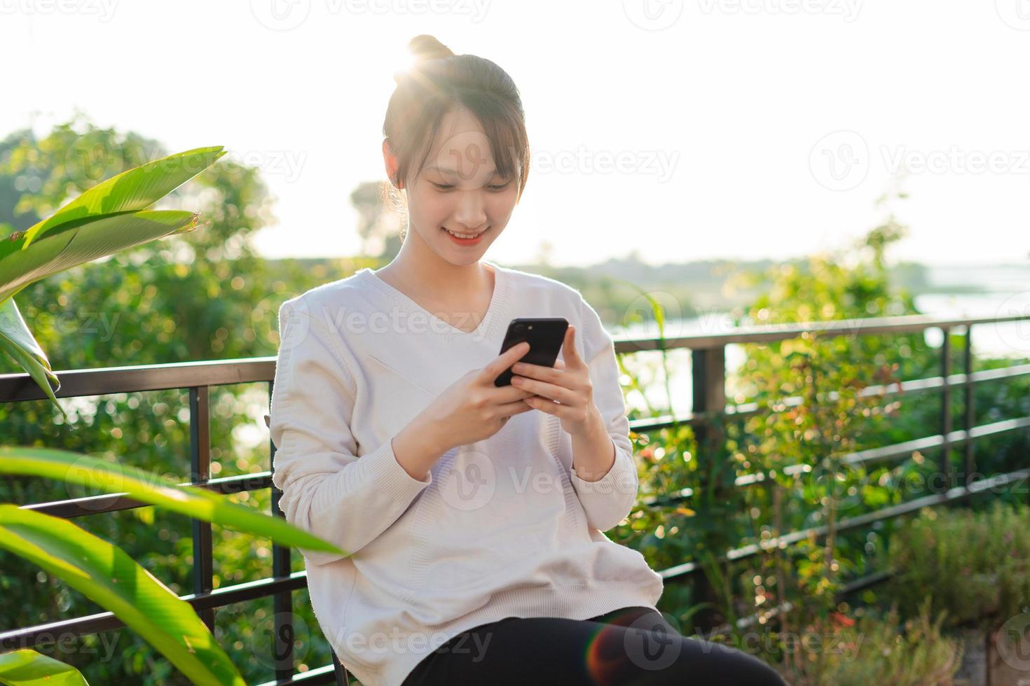 Porträt der schönen asiatischen Frau, am frühen Morgen, foto