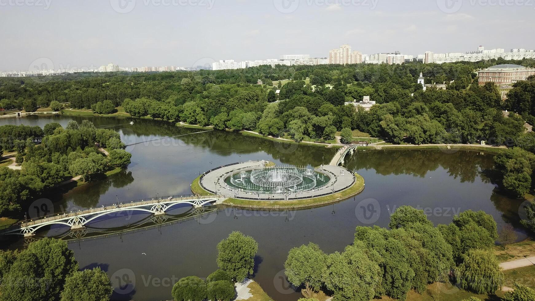 oben Aussicht von schön Brücke mit See im Palast Park. kreativ. Landschaft von Park und See mit Brücke und Insel beim Palast. Museumsreservat beim zaritsyno Palast foto