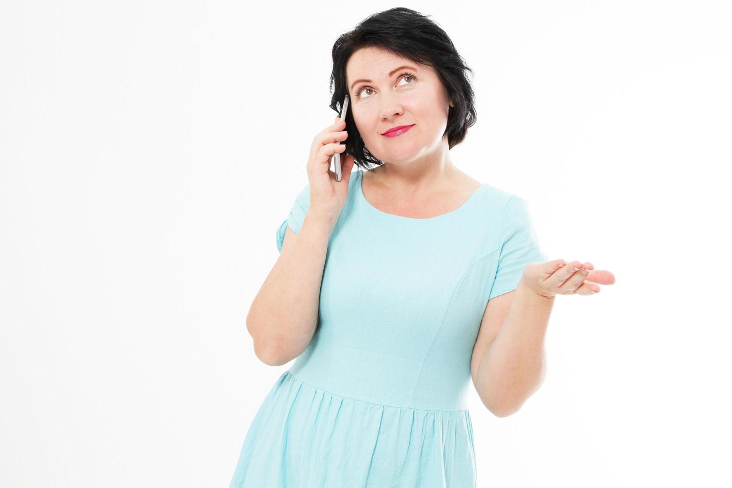 schöne Brünette Frau mittleren Alters telefoniert mit dem Handy. foto