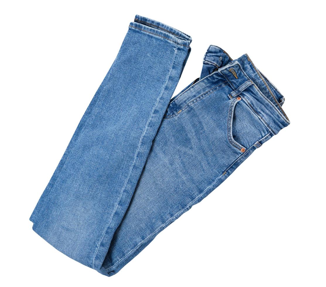 Jeans isoliert auf weiß, Jeanshosen isoliert, gefaltete Blue Jeans isoliert auf weiß, Sommerkleidung, Stoffelement Mock-up foto