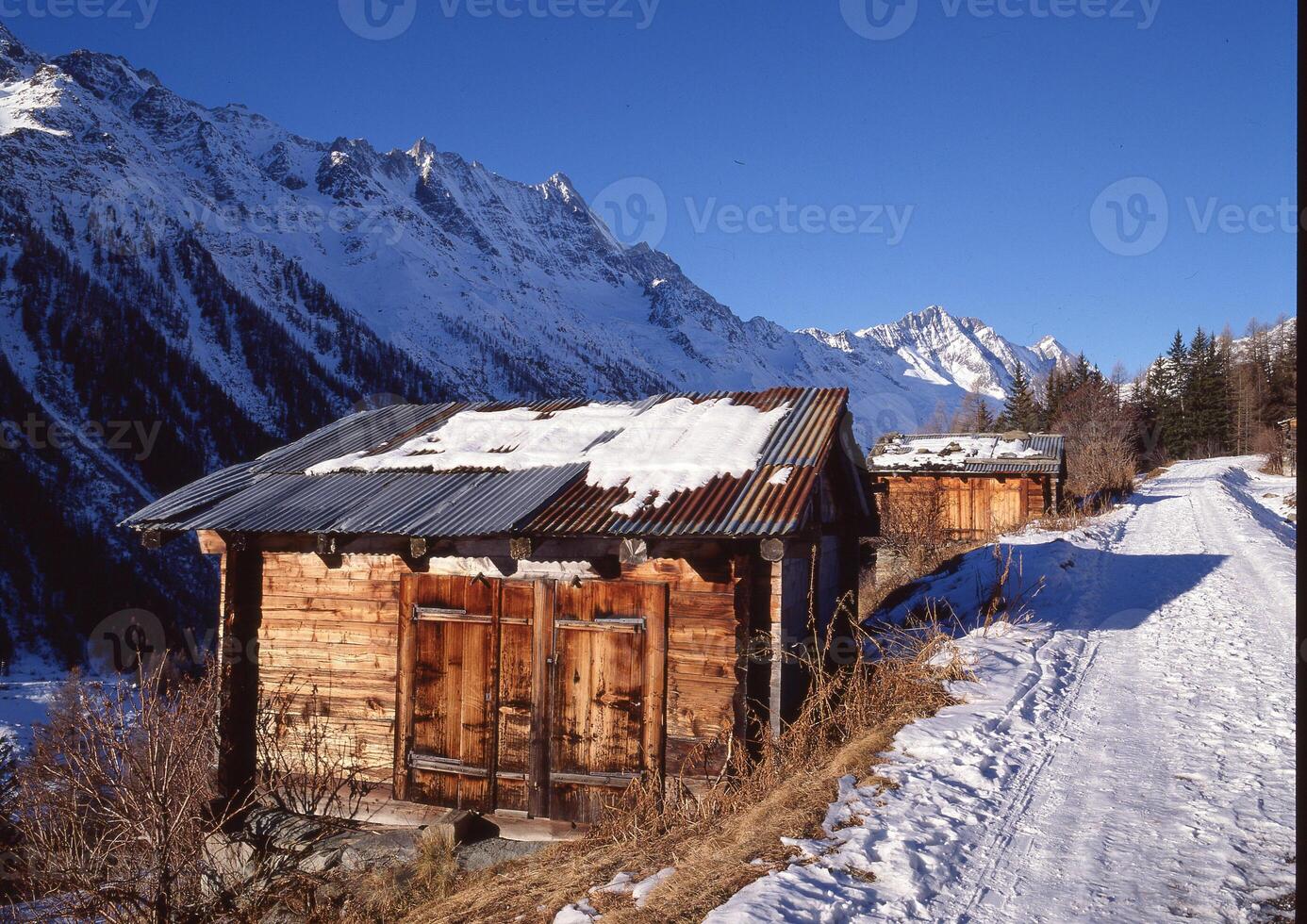 ein Kabine im das Berge mit Schnee auf das Boden foto