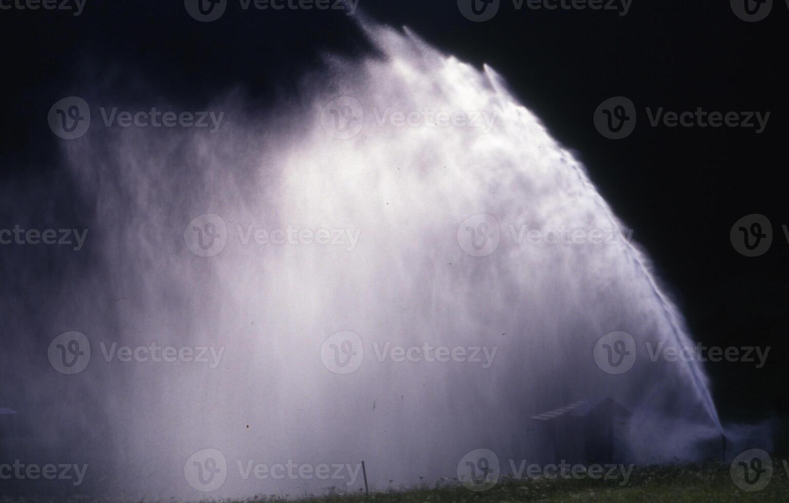ein groß Wasser Brunnen Sprühen Wasser in das Luft foto