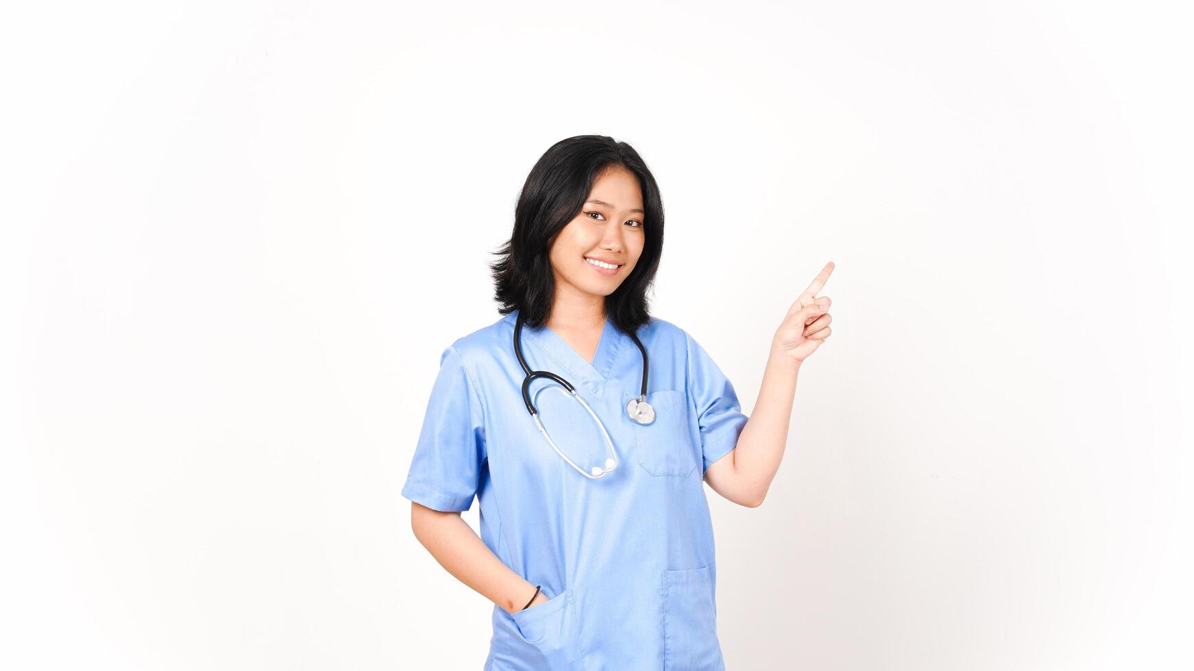 jung asiatisch weiblich Arzt zeigen Seite Kopieren Raum isoliert auf Weiß Hintergrund foto
