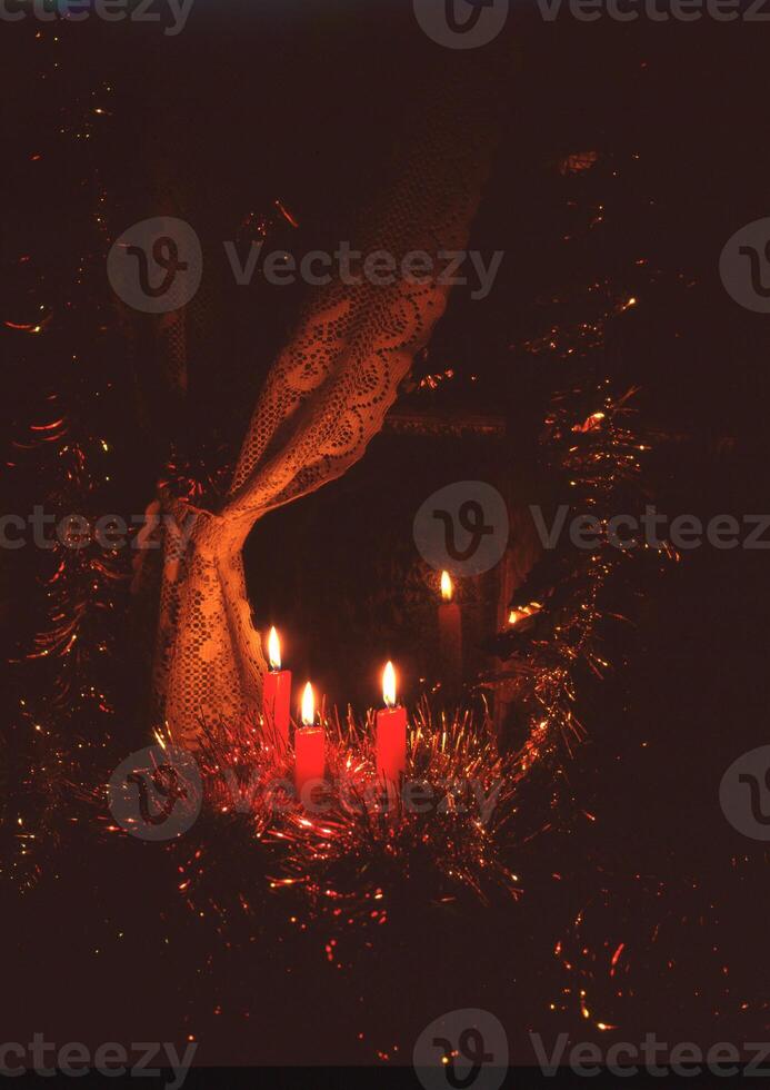 ein Kerze ist zündete im Vorderseite von ein Vorhang foto