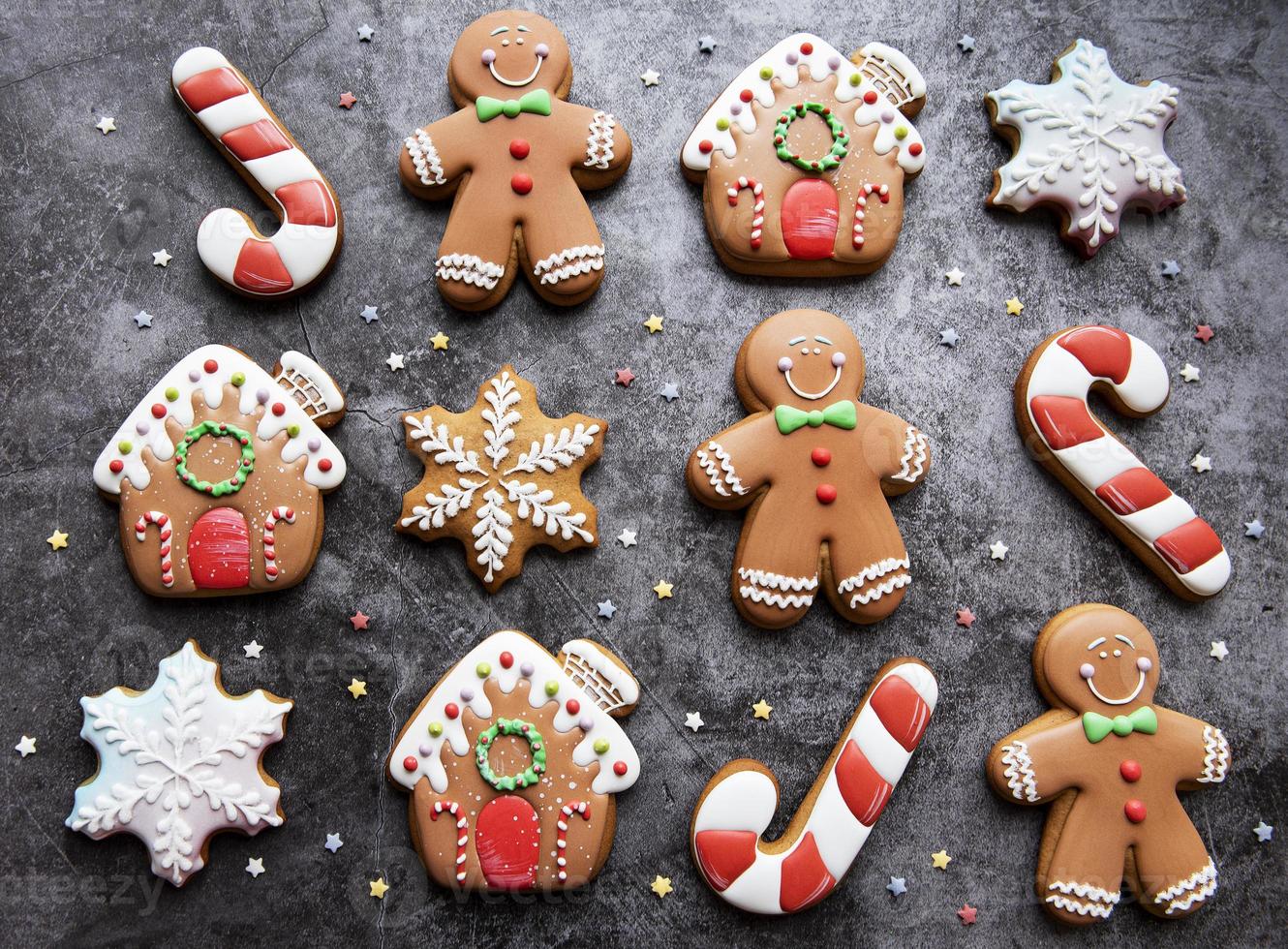 Weihnachtslebkuchenplätzchen auf dunklem Hintergrund foto