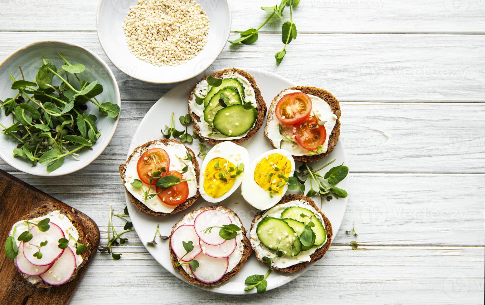 Sandwiches mit gesundem Gemüse und Mikrogrün foto