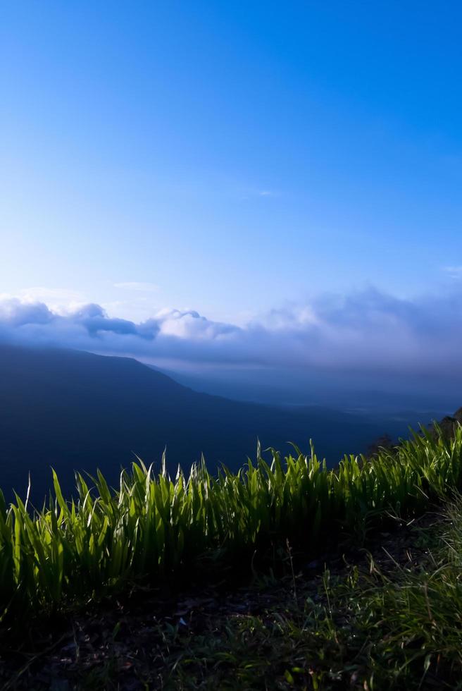 schöne Berglandschaft und wolkenblauer Himmel foto