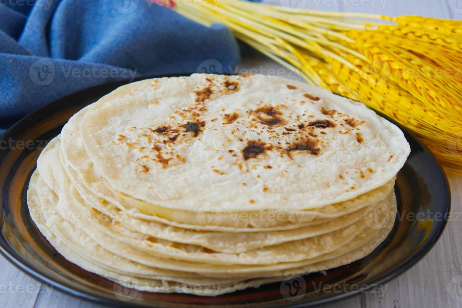 hausgemachter Roti Chapati auf dem Tisch. foto