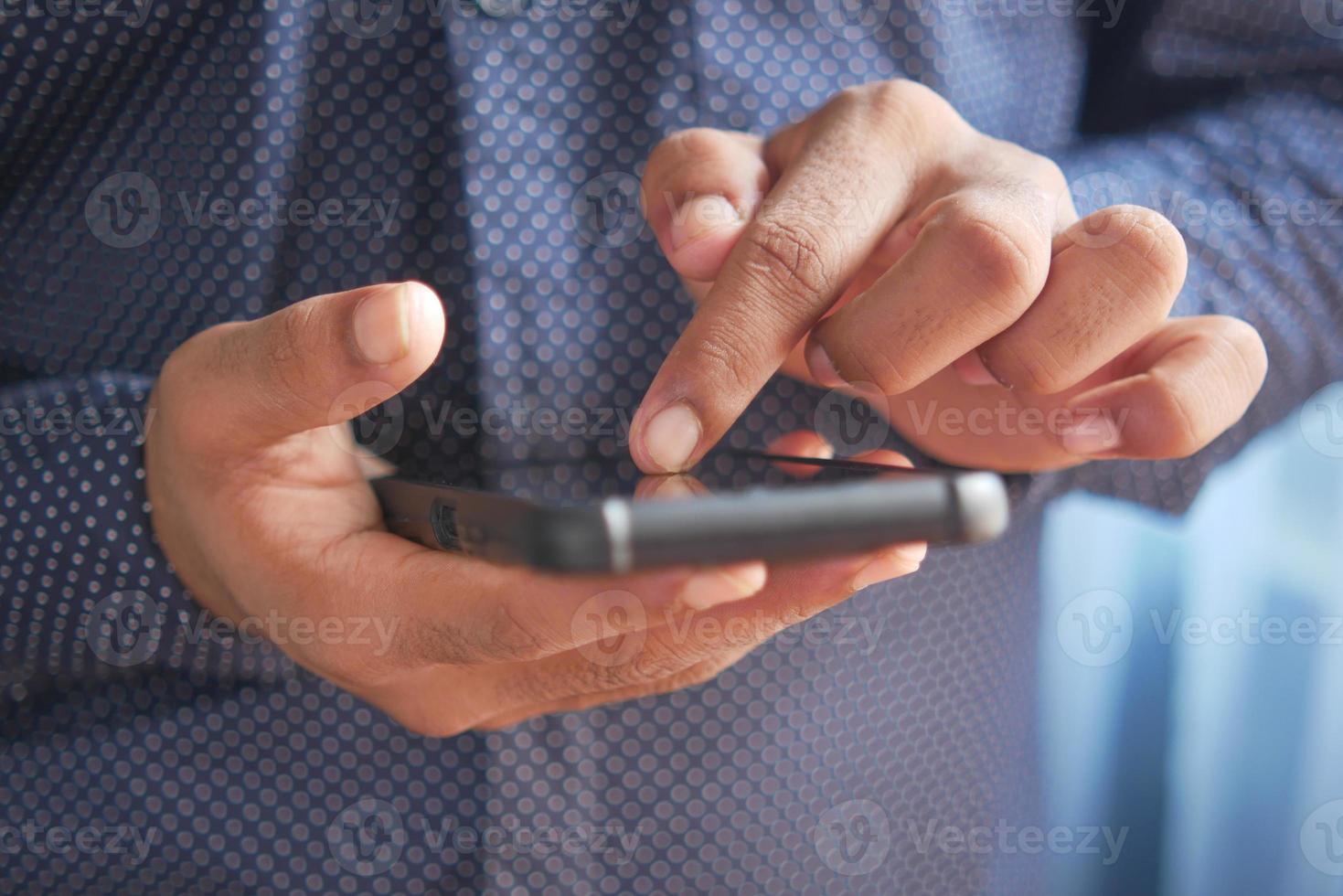 Nahaufnahme der Hand des jungen Mannes mit Smartphone. foto