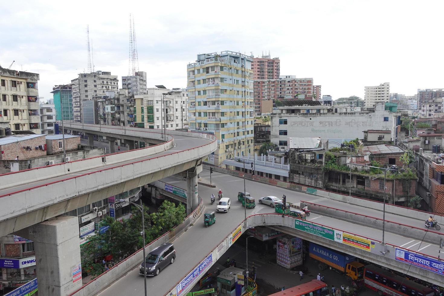 dhaka bangladesch 23. august 2021 überfliegen und wohngebäude in malibagh foto