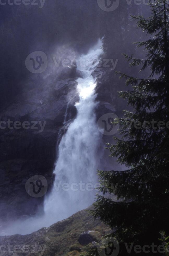 ein groß Wasserfall im das Wald foto