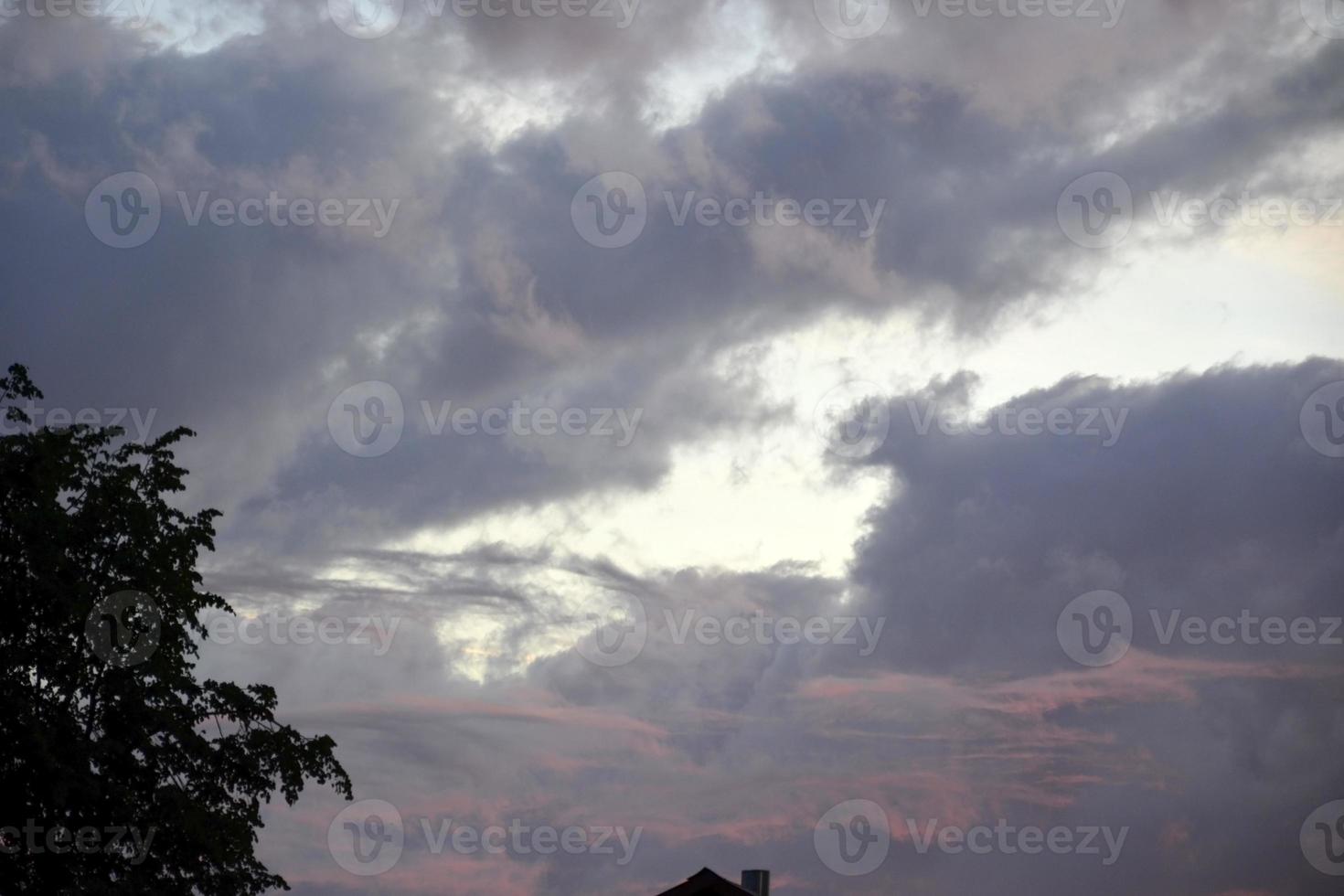 Himmel mit Gewitterwolken. purpurroter Sonnenuntergang. foto