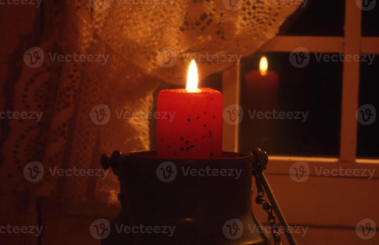 ein Kerze ist zündete im ein Laterne foto