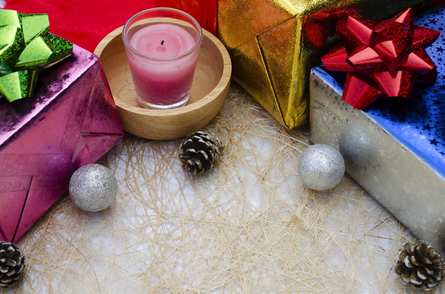 Weihnachtsdekoration Kerze und Geschenkbox Hintergründe foto