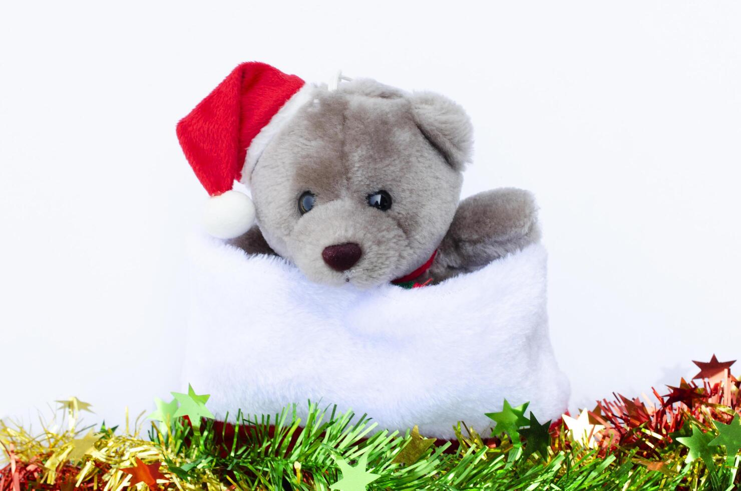 Teddy mit Weihnachtsdekoration auf weißem Hintergrund foto