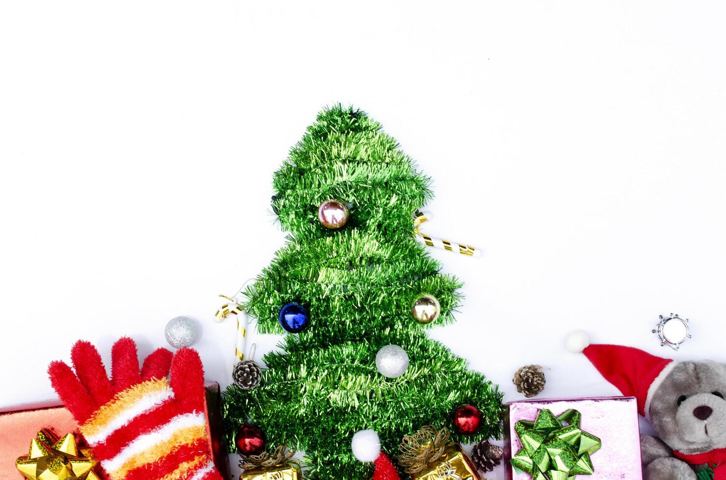 Weihnachtsbaum mit Teddy und roten Handschuhen Dekoration auf weißem Hintergrund oben foto