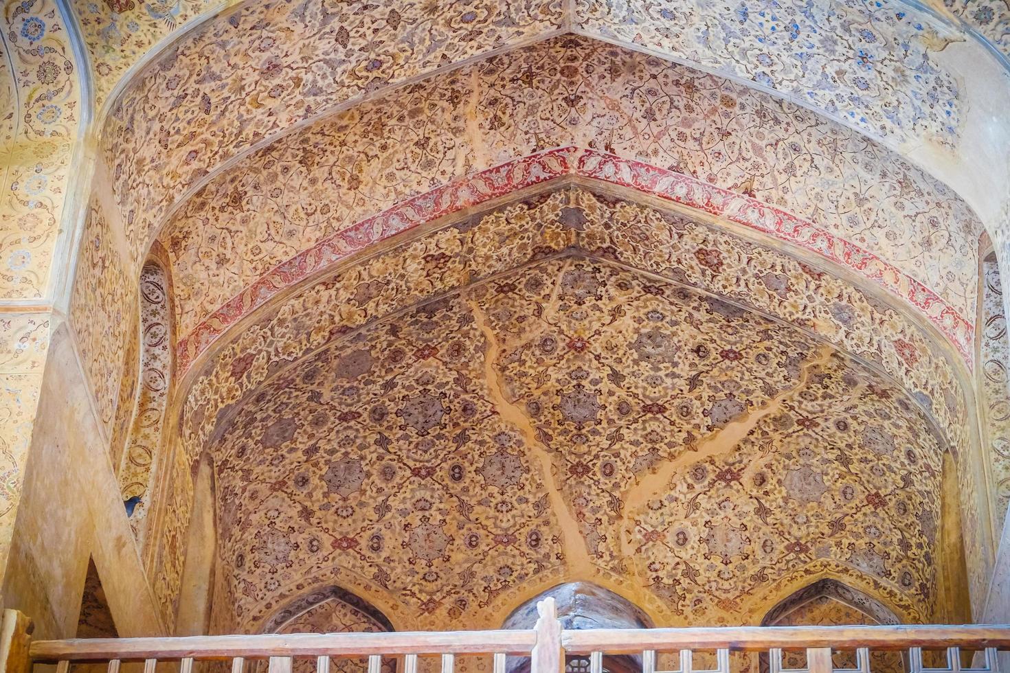 isfahan, iran, 2016 - schöne blumenmustermalerei an der wand und decke des berühmten alten ali qapu palastes. foto