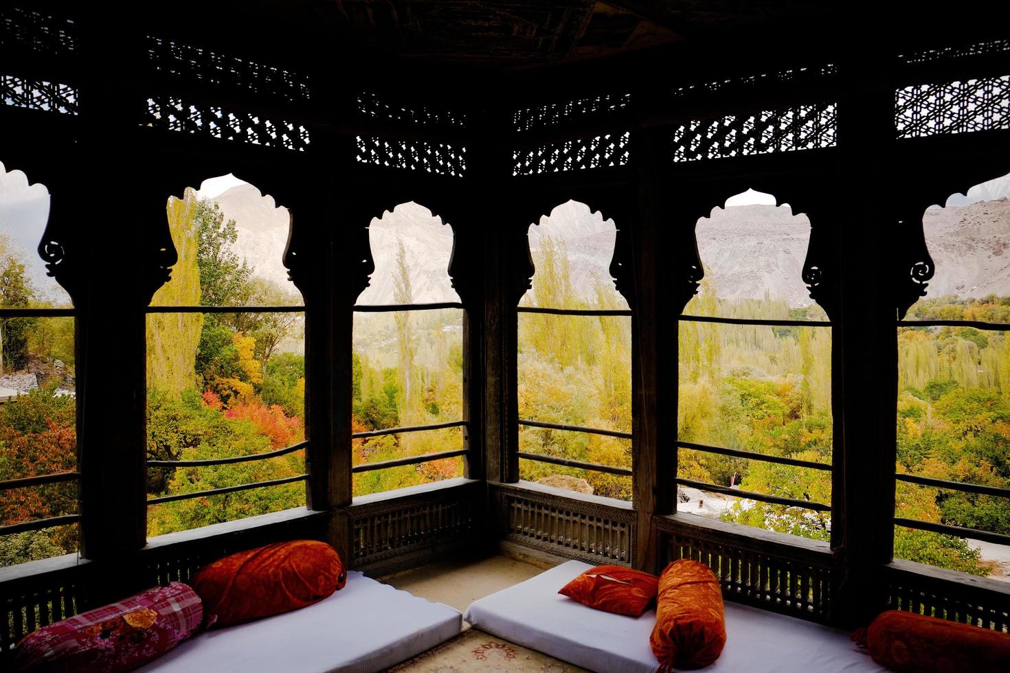 gilgit baltistan, pakistan, 2017 - herbstblick durch die fenster des khaplu-palastes, gilgit baltistan, pakistan. foto