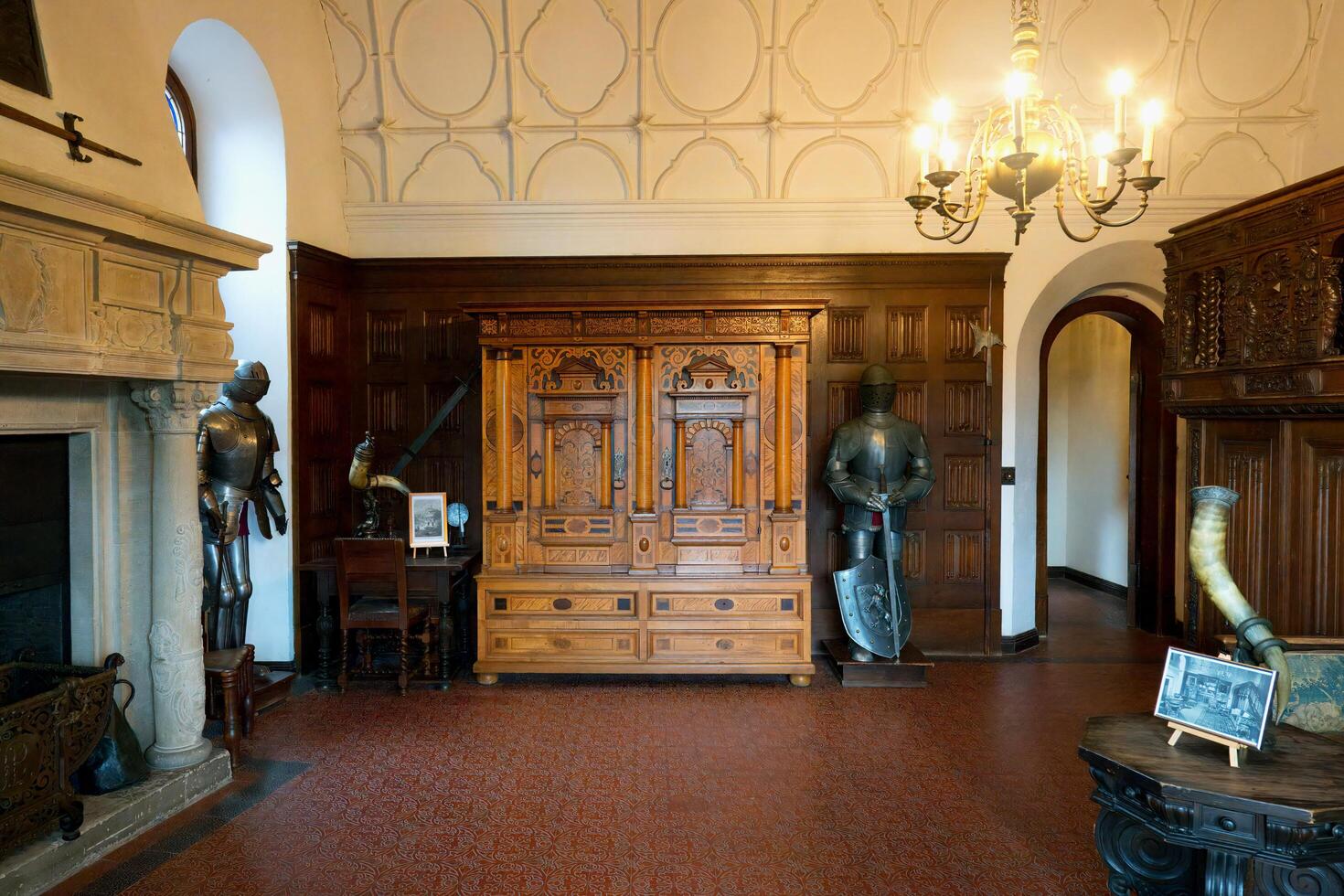 Cochem, Deutschland, 2023, ehemalige Kaiserliche Schloss, Zimmer mit Rüstungen, Cochem, Rheinland Pfalz, Deutschland foto