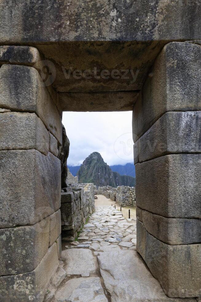 machu Picchu, Tor im das ruiniert Stadt von das Inkas mit das montieren Huayana Picchu, Anden Kordillerie, urubamba Provinz, cusco, Peru foto