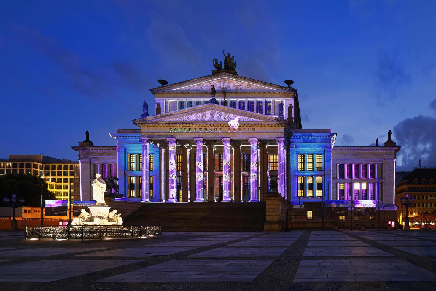 Berlin, Deutschland, 2021 - - Berlin Konzert Halle und Schiller Monument während das Festival von Beleuchtung, Gendarmen Quadrat, unter den Linde, Berlin, Deutschland foto