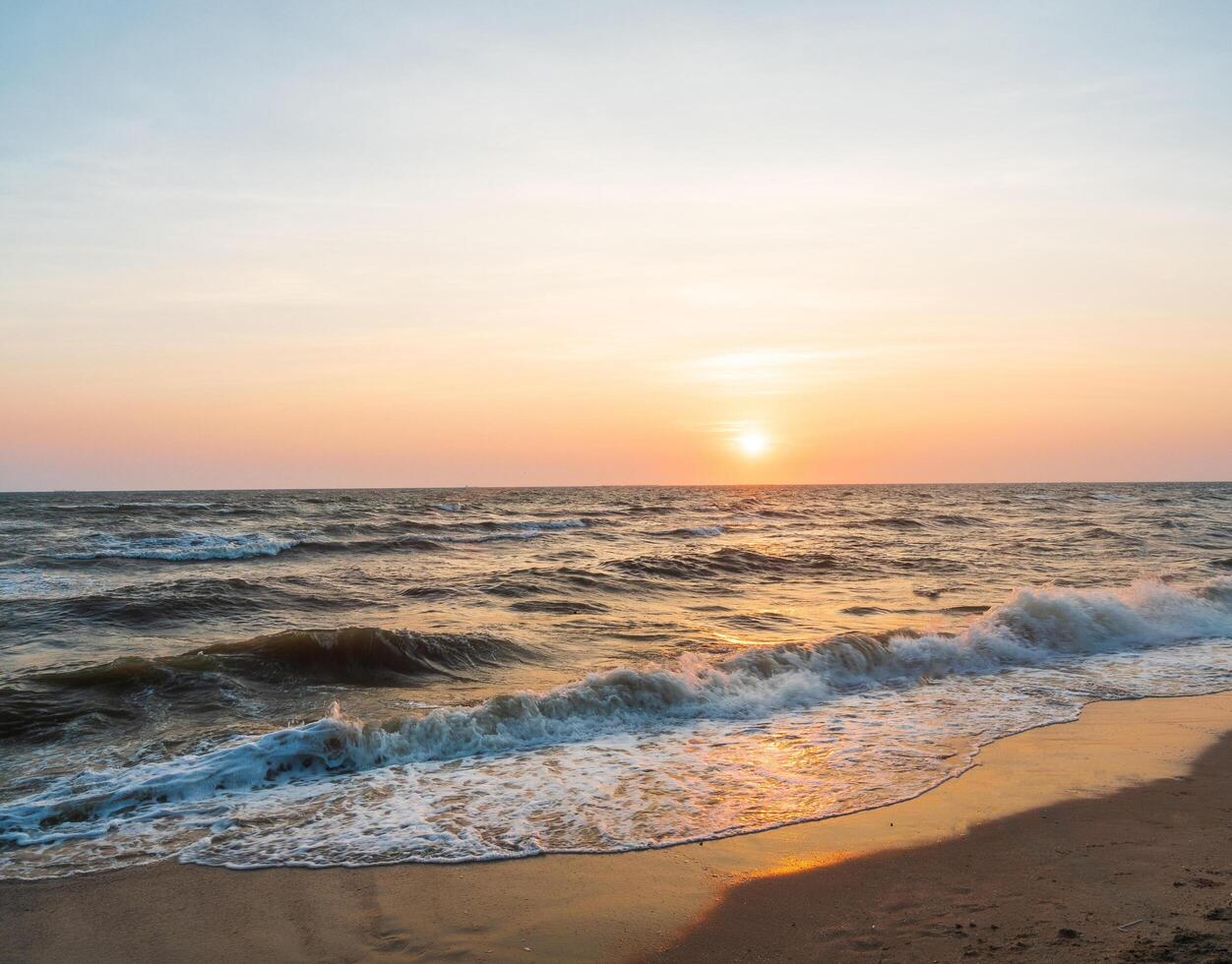 Landschaft Horizont Standpunkt Panorama Sommer- Ufer Meer Strand niemand Wind Welle cool Urlaub aussehen Ruhe groß Sonnenuntergang Himmel Dämmerung Abend auf Tag Zeit Natur tropisch Küste schön Ozean Wasser Reise foto