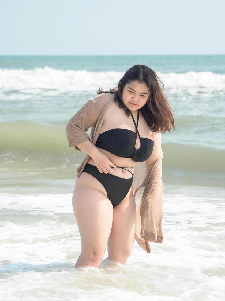 Porträt jung asiatisch Frau Fett mollig süß schön Lächeln glücklich Spaß Bikini Badebekleidung Körper sexy Vorderseite Aussicht tropisch Meer Strand Weiß Sand sauber und blauer Himmel Ruhe Natur Ozean Welle Wasser Reise auf Urlaub foto