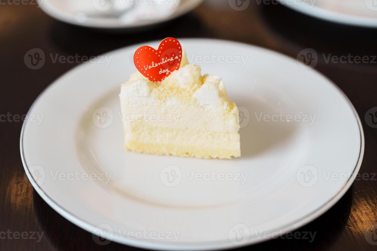 hausgemacht Käse Kuchen mit frisch Erdbeeren und heiß Tee Tasse. Dessert und Getränk zum glücklich Valentinstag Tag Feier foto