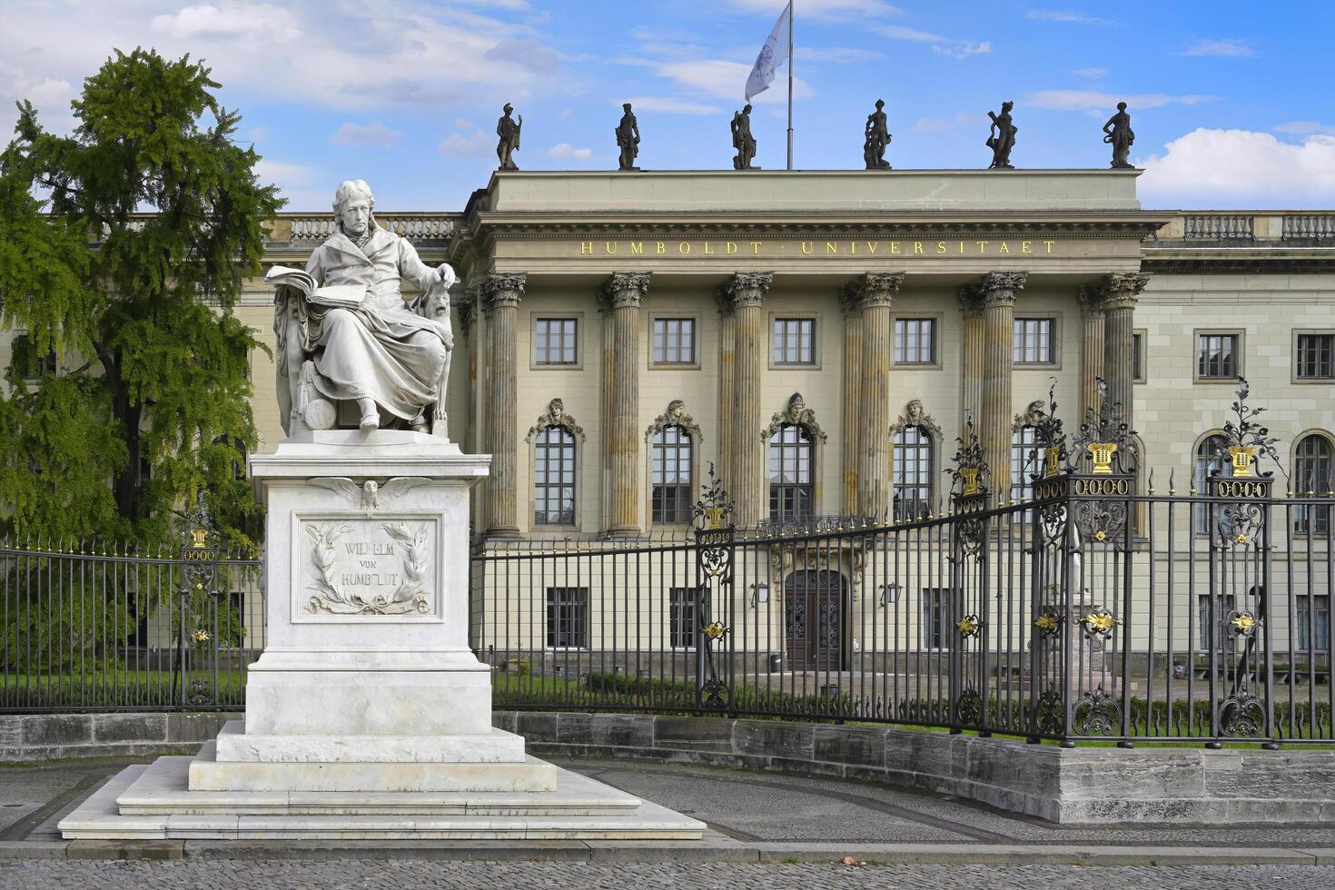 Berlin, Deutschland, 2021 - - Humboldt Universität mit Wilhelm von Humboldt Statue, unter den Linde, Berlin, Deutschland foto