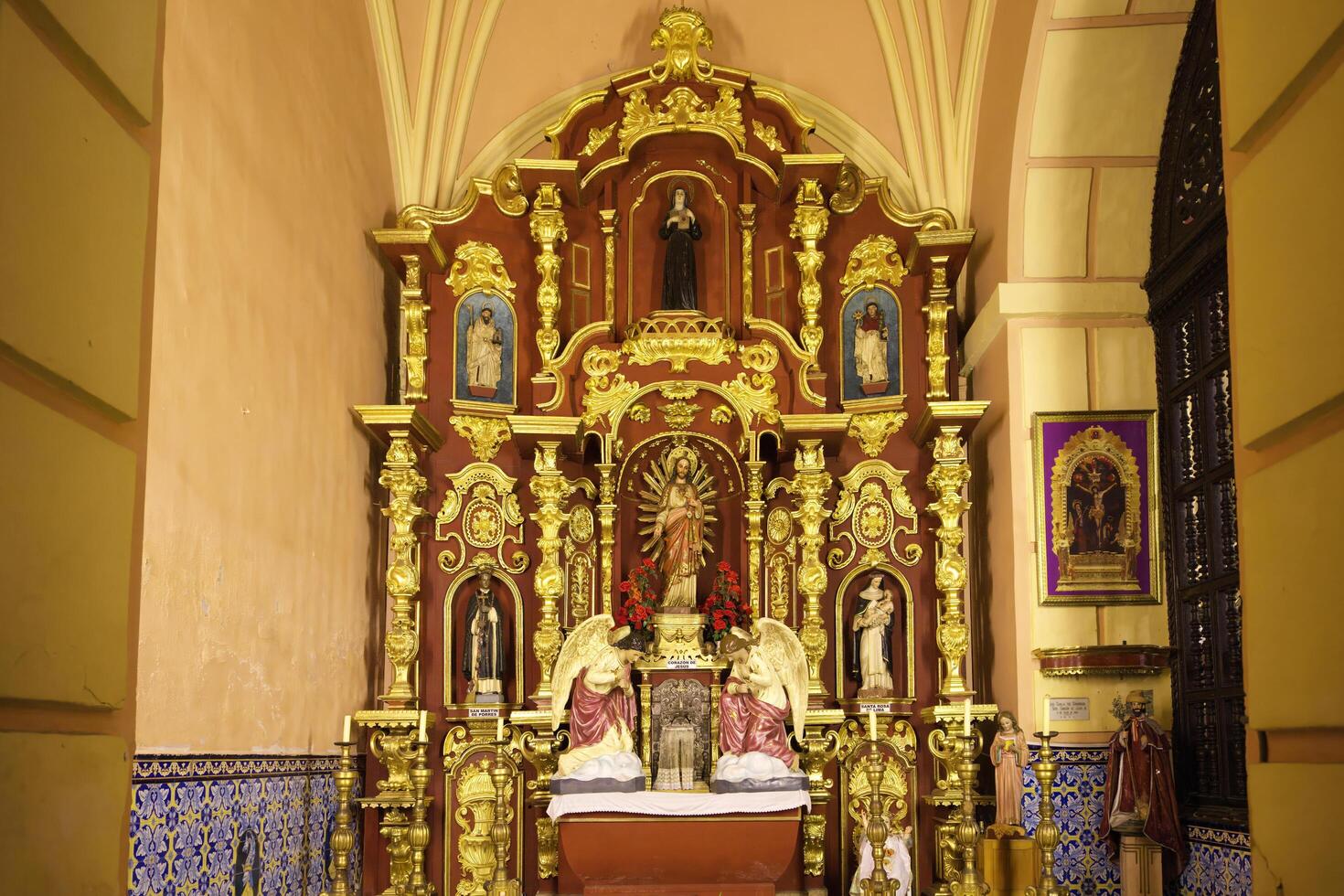 Lima, Peru, 2022 - - Basilika und Kloster von das Jungfrau von Gnade, Altar, Lima, Peru foto