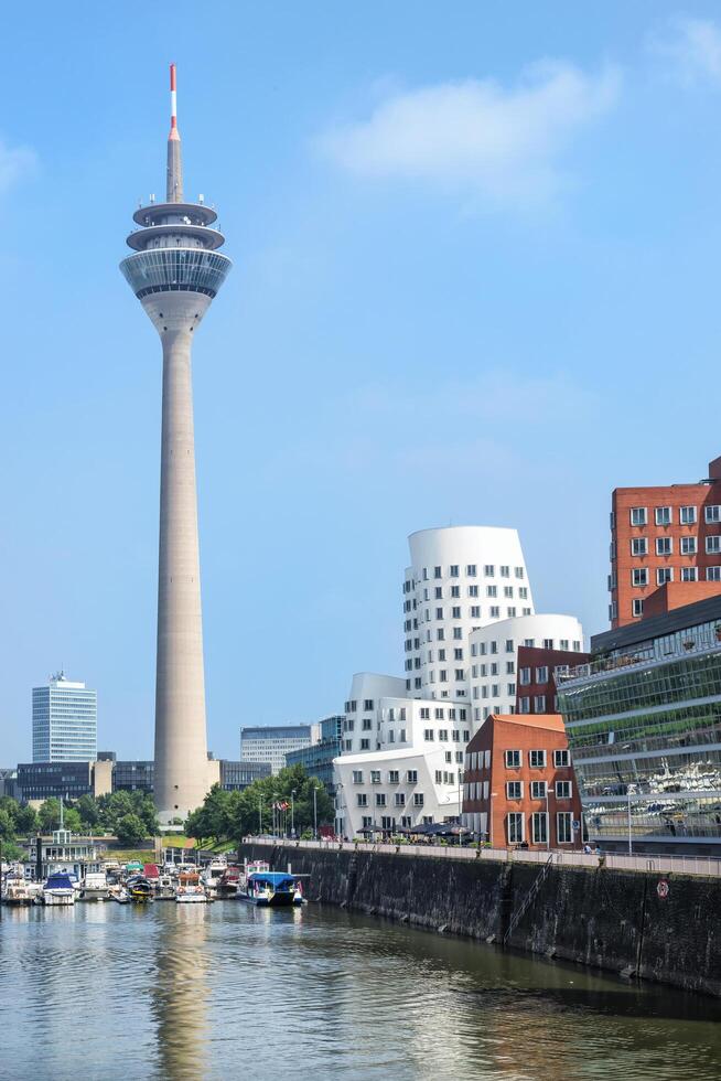 Düsseldorf, Deutschland, 2014 - - modern Büro Gebäude und Rhein Turm, Medien Hafen, Düsseldorf, Norden Rhein Westfalen, Deutschland foto