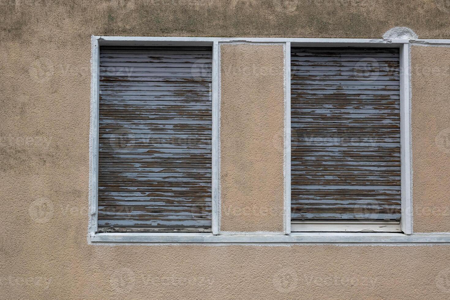 alt Walze Fensterläden gesenkt im ein Fenster foto