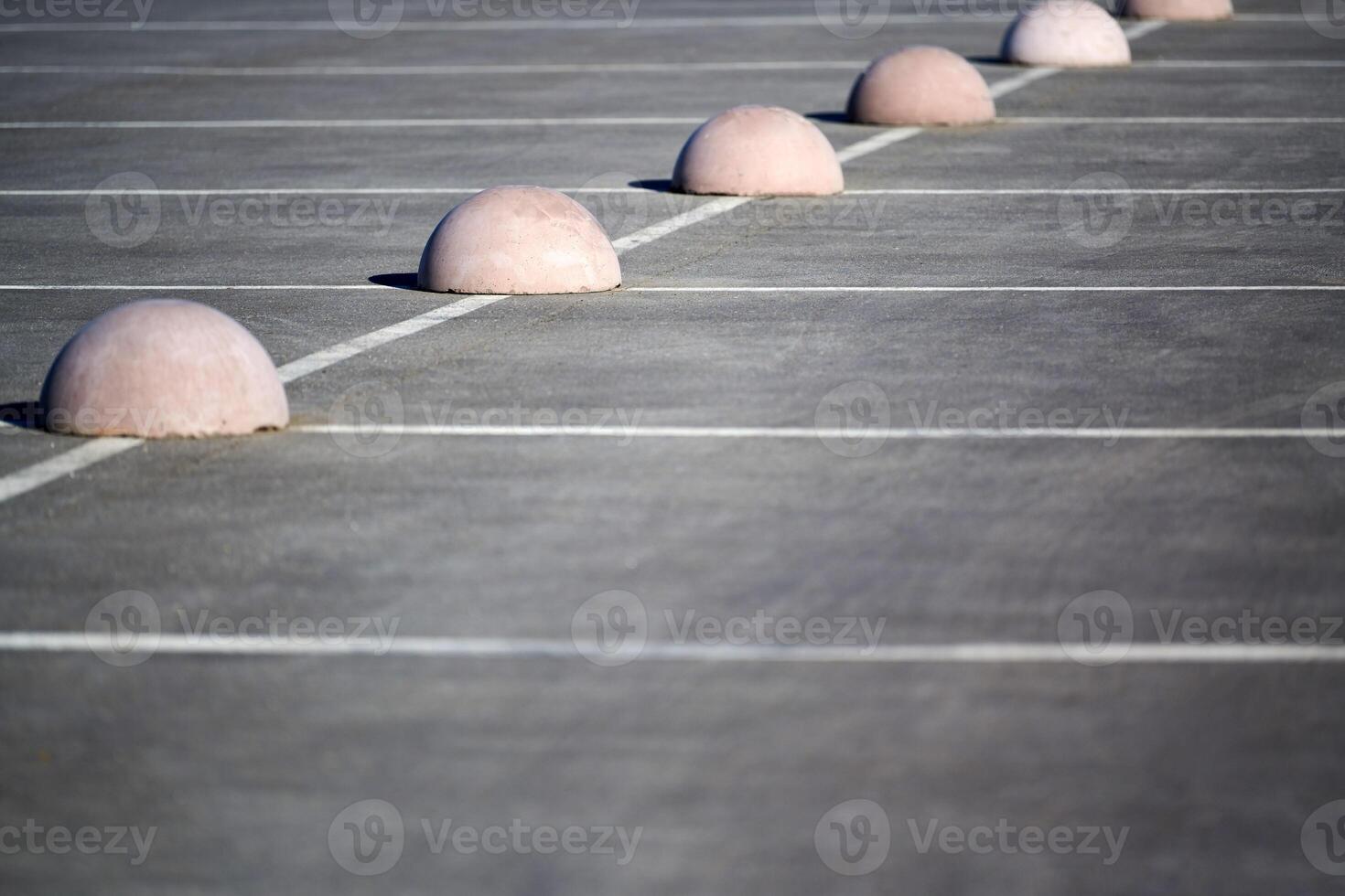 Parkhalbkugeln. Parkbegrenzung aus Beton. Schutz vor Parkplätzen. Elemente, um den Zugang zur Parkzone zu beschränken und die Bewegung von Fahrzeugen zu kontrollieren foto