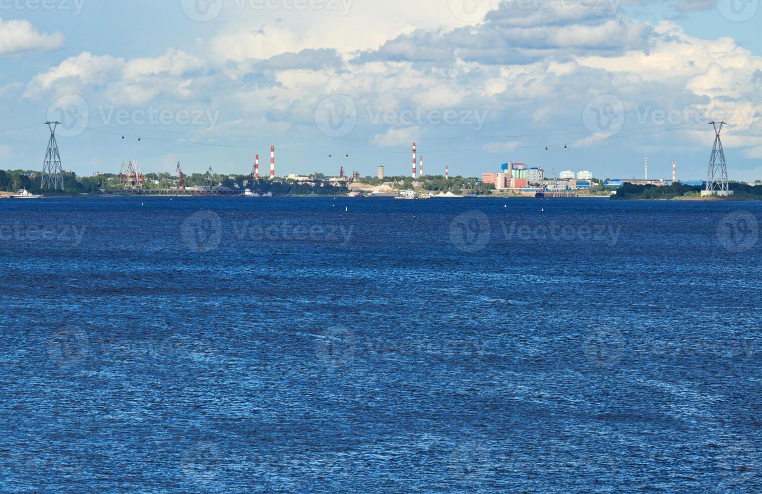 Fluss Landschaft. Kabel Auto Hintergrund. Blau tief Wasser mit schnell aktuell. Grün Dickicht auf andere Küste. foto