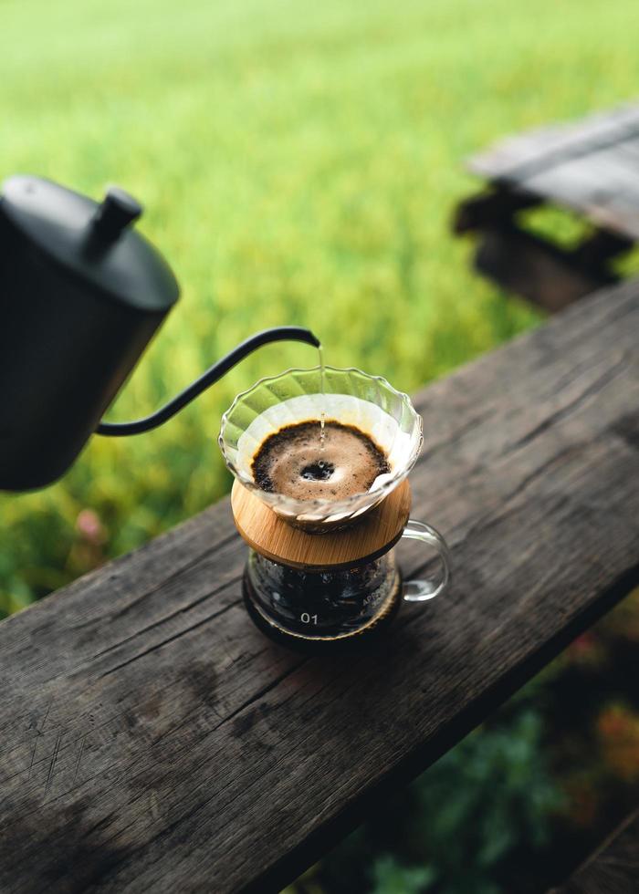 Tropfkaffeemaschine auf Holztisch foto