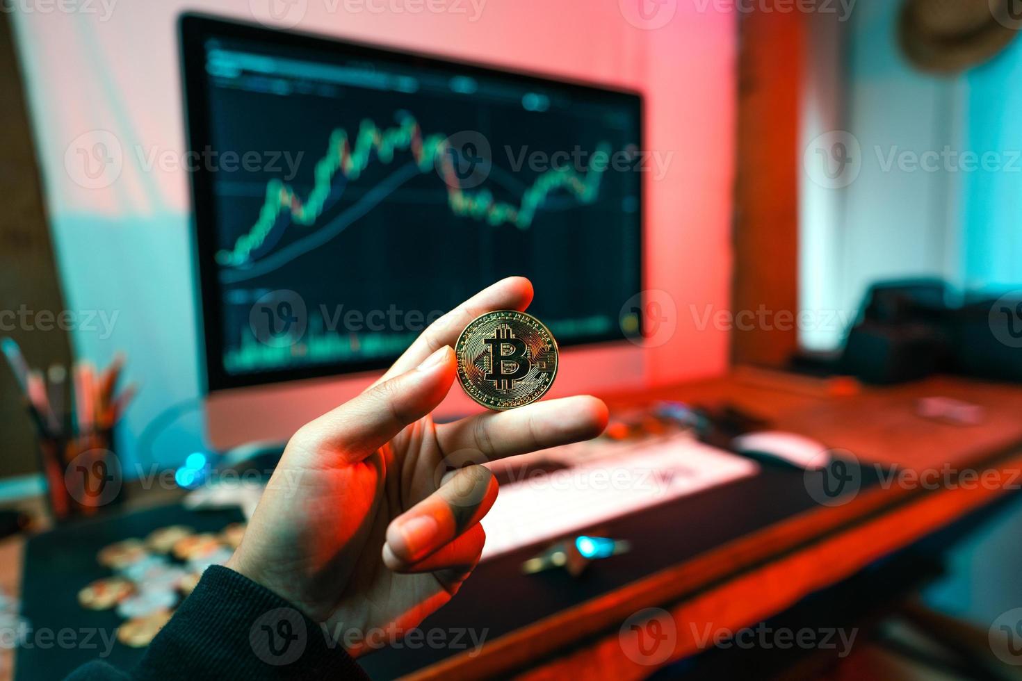 Bitcoin auf einem Heimcomputerdiagramm foto