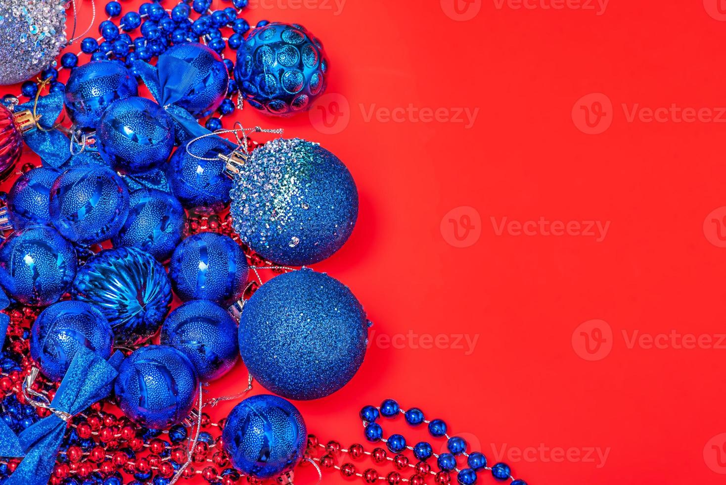blaues Weihnachtsspielzeug auf rotem Grund. Neujahrsschmuck. foto
